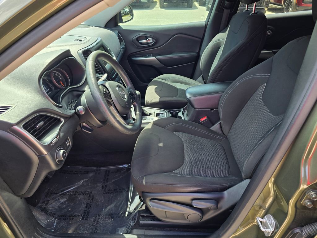 Certified 2019 Jeep Cherokee Latitude w/ Popular Appearance Group image 16