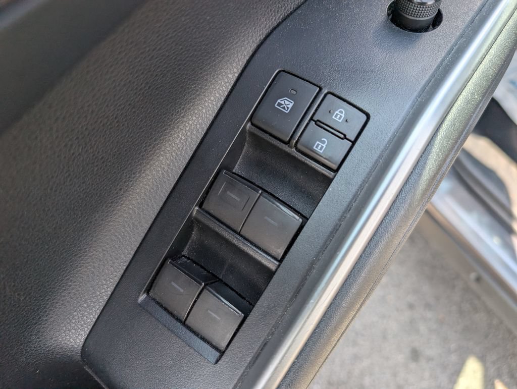 Used 2021 Toyota Highlander XLE AWD/4WD image 16