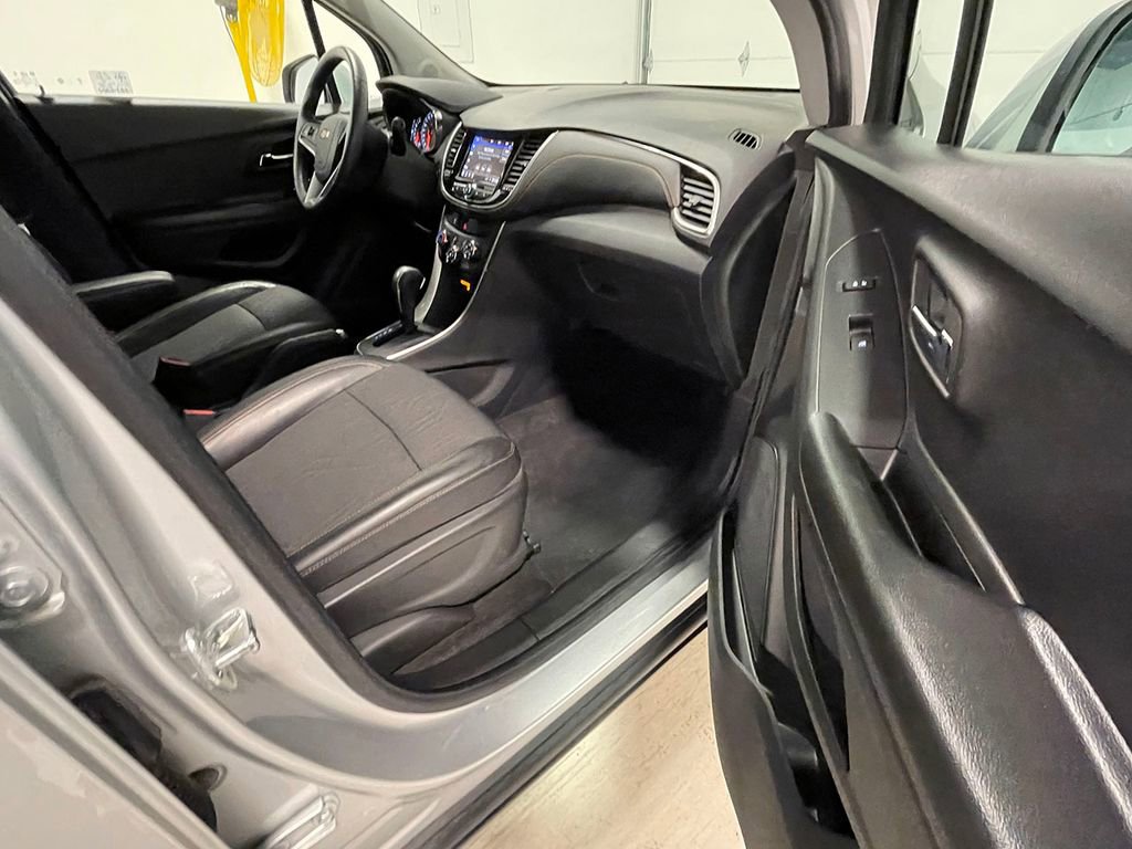 Used 2022 Chevrolet Trax LT w/ LT Convenience Package image 23