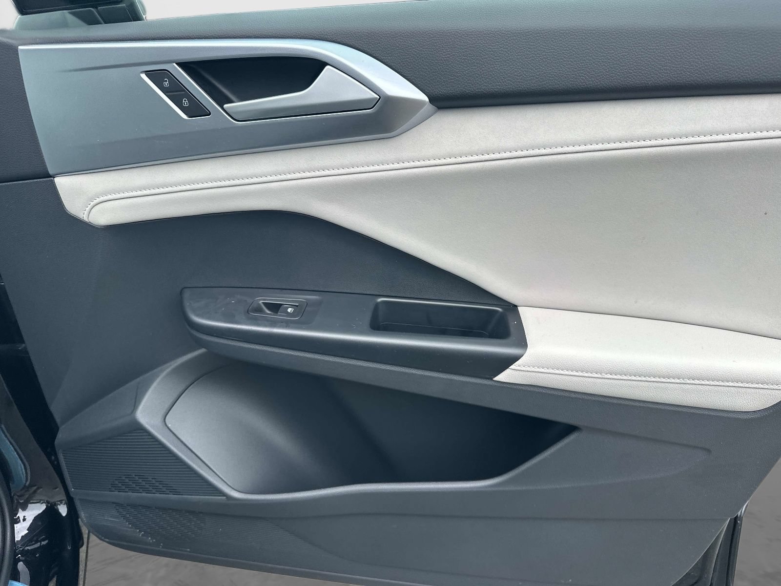 Certified 2025 Volkswagen Taos SE AWD/4WD image 9
