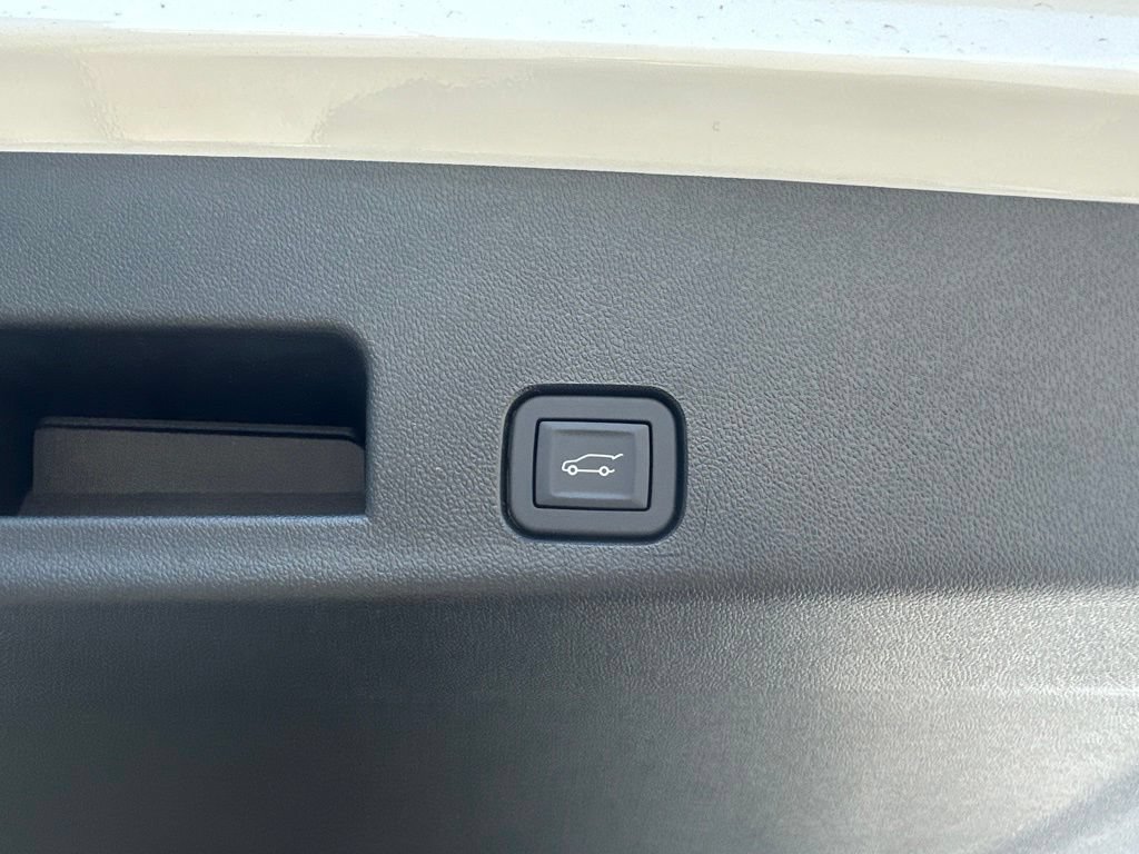 New 2026 Chevrolet Traverse LT w/ LPO, Floor Liner Package AWD/4WD image 6
