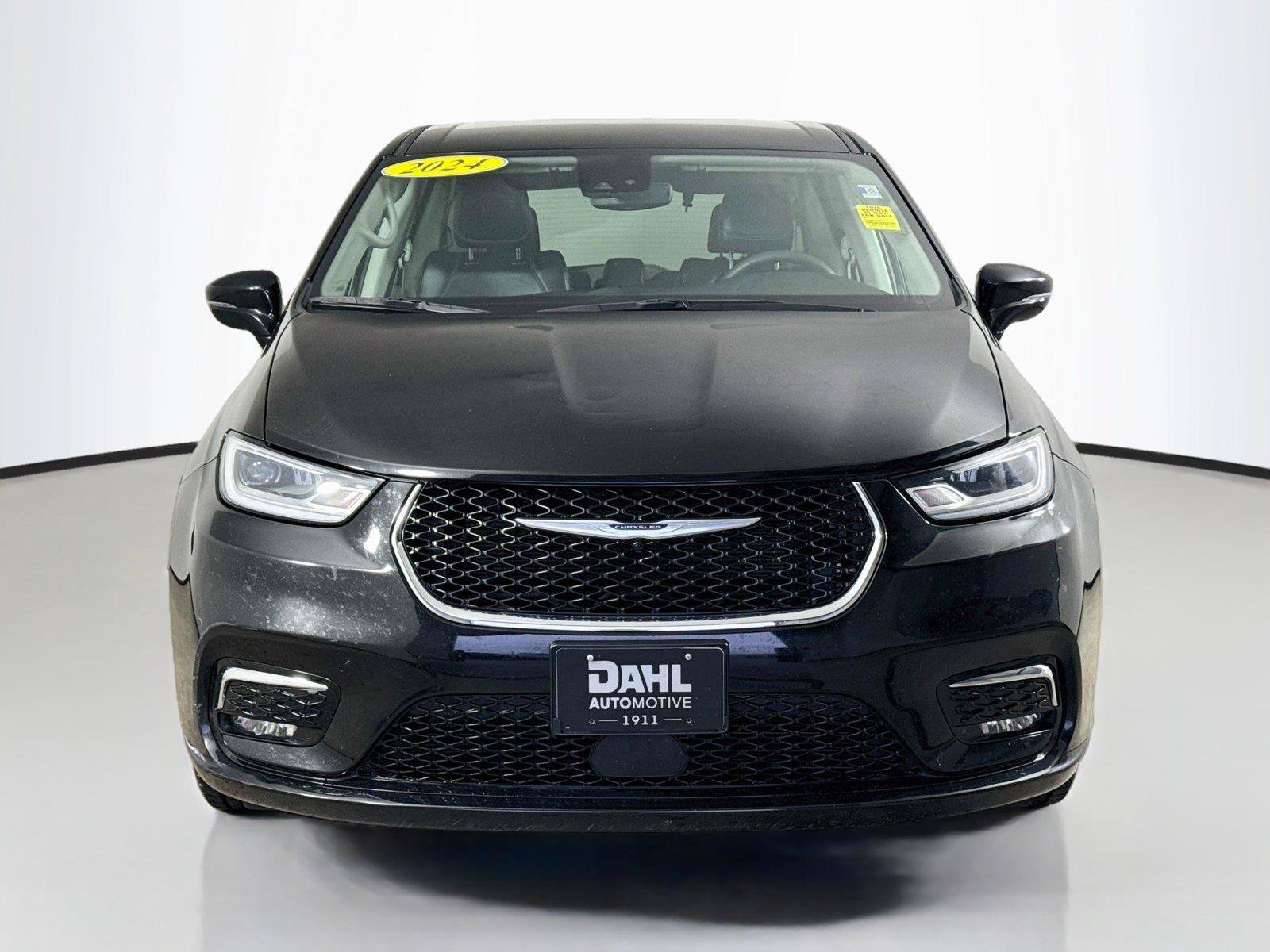 Used 2024 Chrysler Pacifica Touring-L FWD image 3