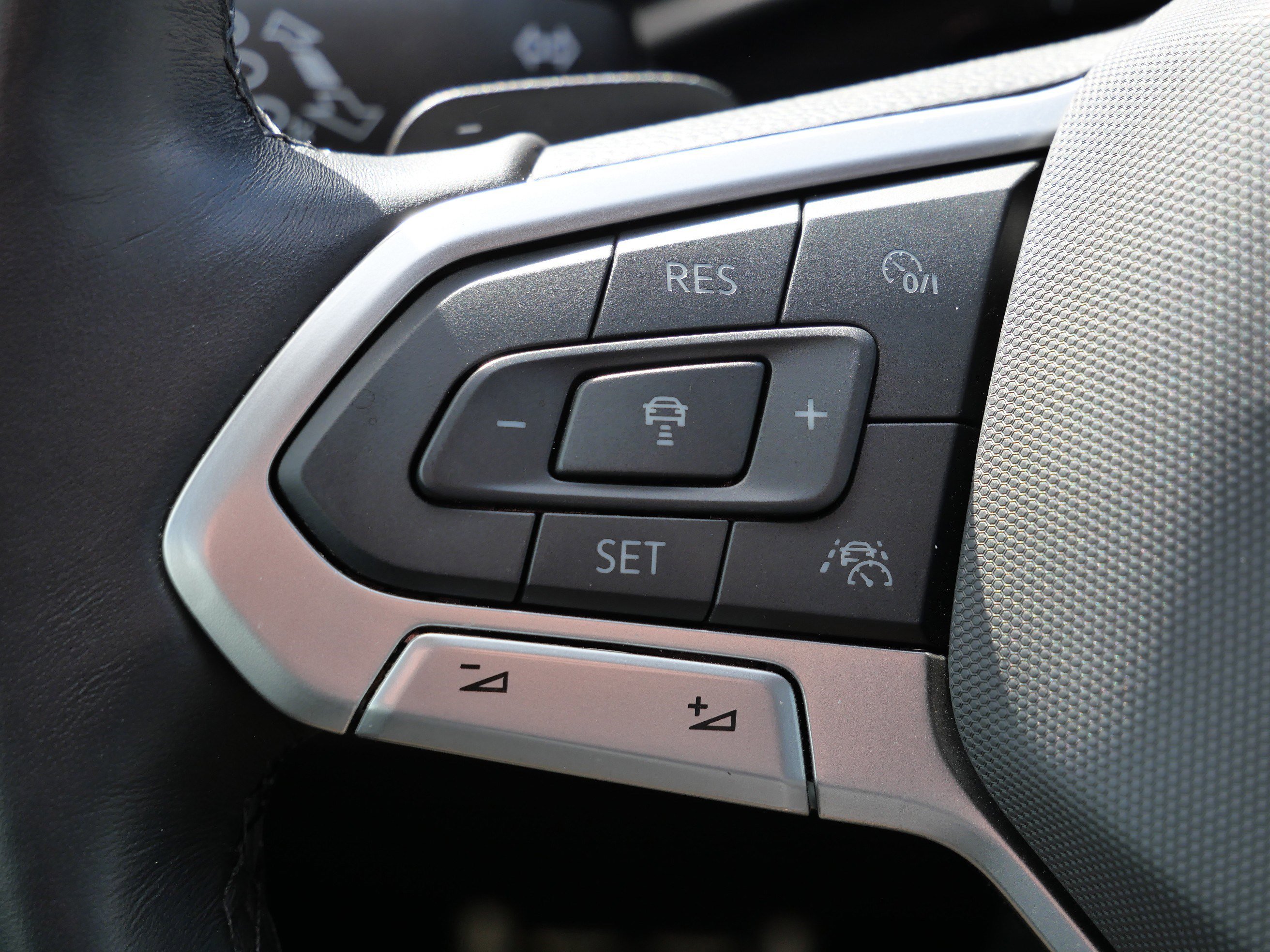 Certified 2024 Volkswagen Atlas SEL Premium R-Line image 32