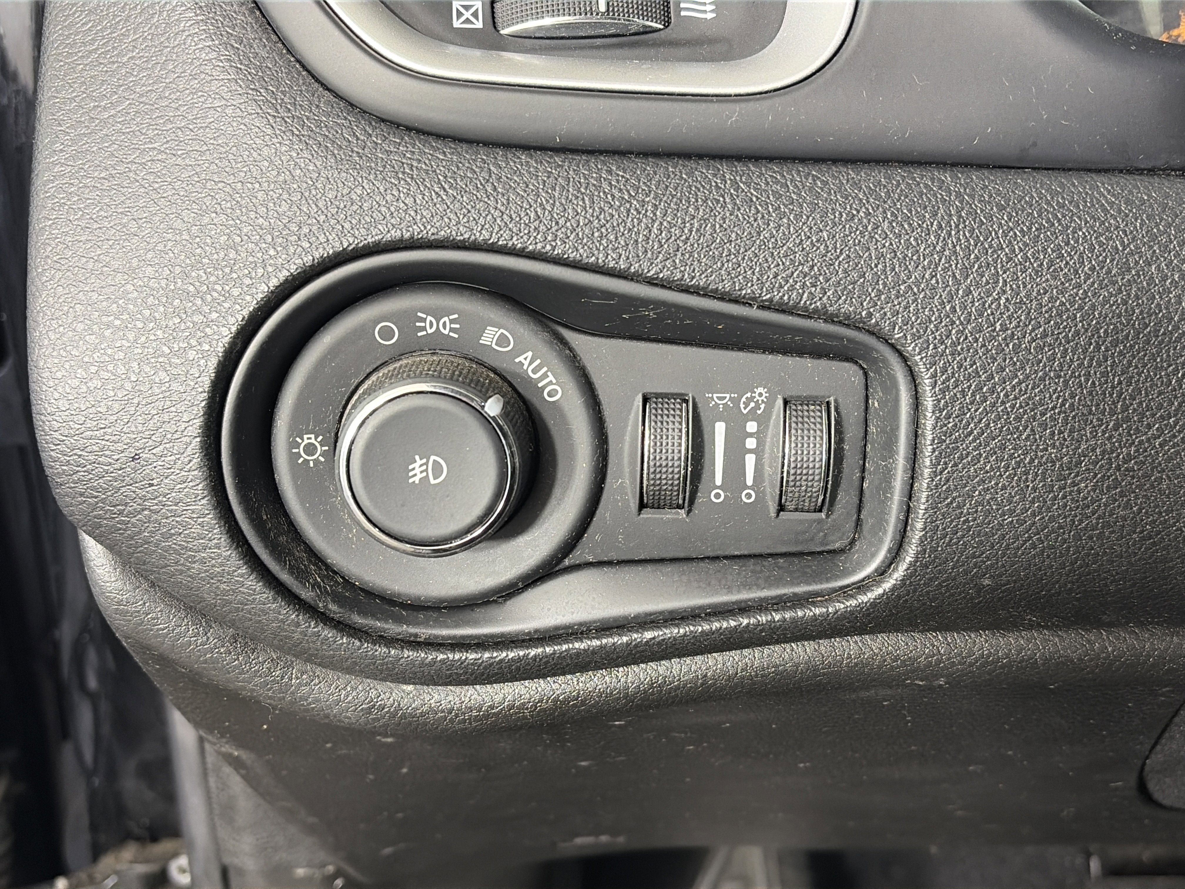 Used 2018 Jeep Renegade Latitude w/ Cold Weather Group image 29
