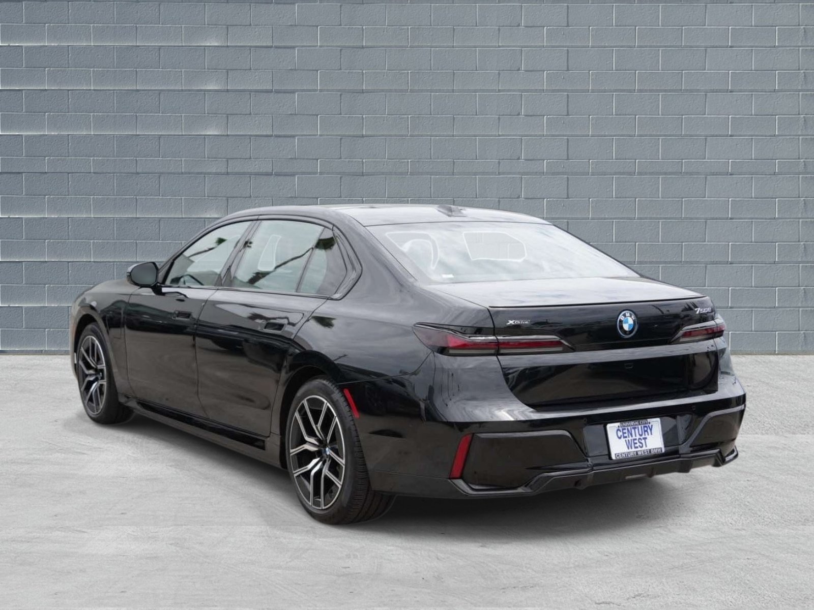 Used 2026 BMW 750e xDrive w/ Premium Package AWD/4WD image 3