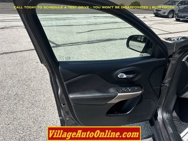 Used 2017 Jeep Cherokee Latitude w/ Comfort/Convenience Group AWD/4WD image 9