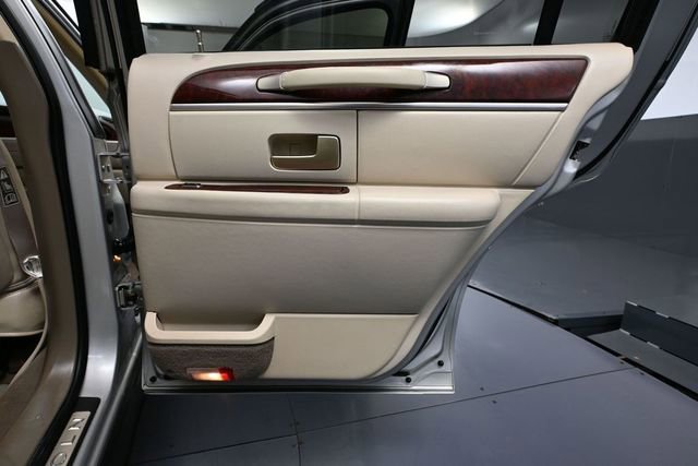 Used 2004 Lincoln Town Car Ultimate RWD image 33
