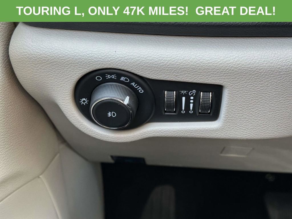 Used 2024 Chrysler Pacifica Touring-L FWD image 24