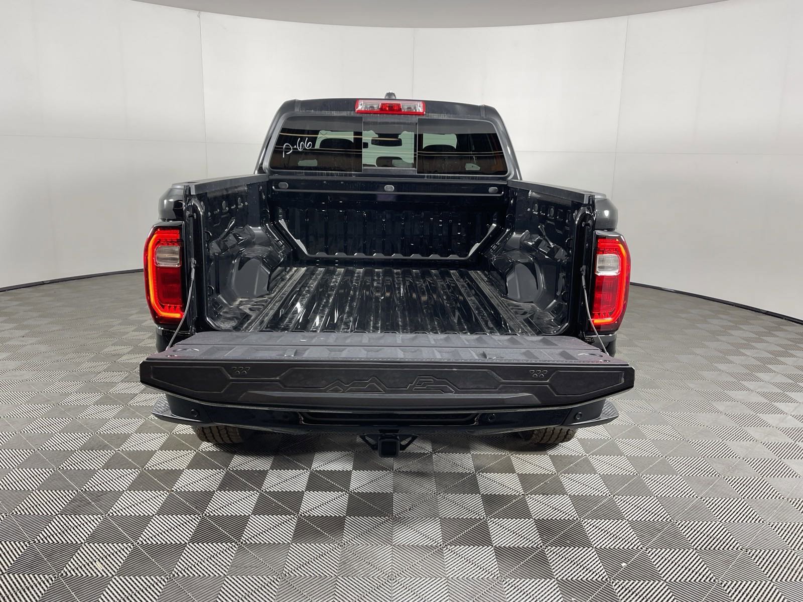 Used 2024 GMC Canyon AT4 w/ Technology Package image 9