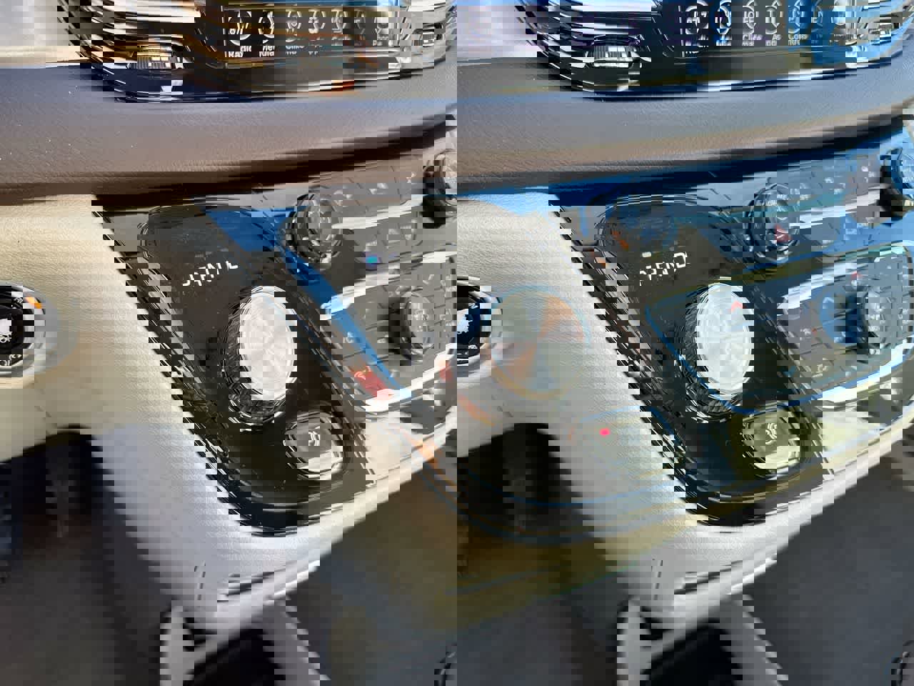 Used 2018 Chrysler Pacifica Touring-L image 35