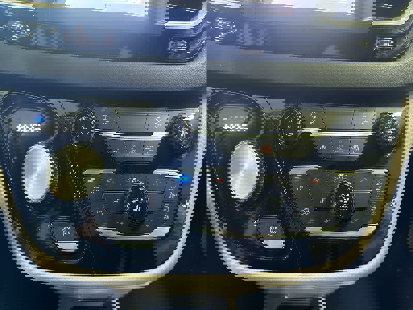 Used 2023 Chrysler Voyager LX image 25