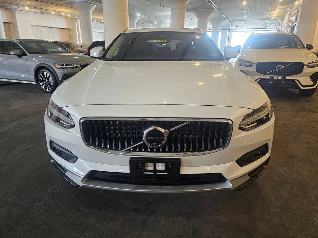 Certified 2025 Volvo V90 B6 Cross Country Plus AWD/4WD image 6