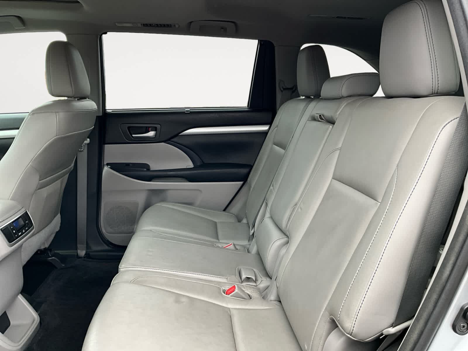 Used 2015 Toyota Highlander XLE FWD image 13