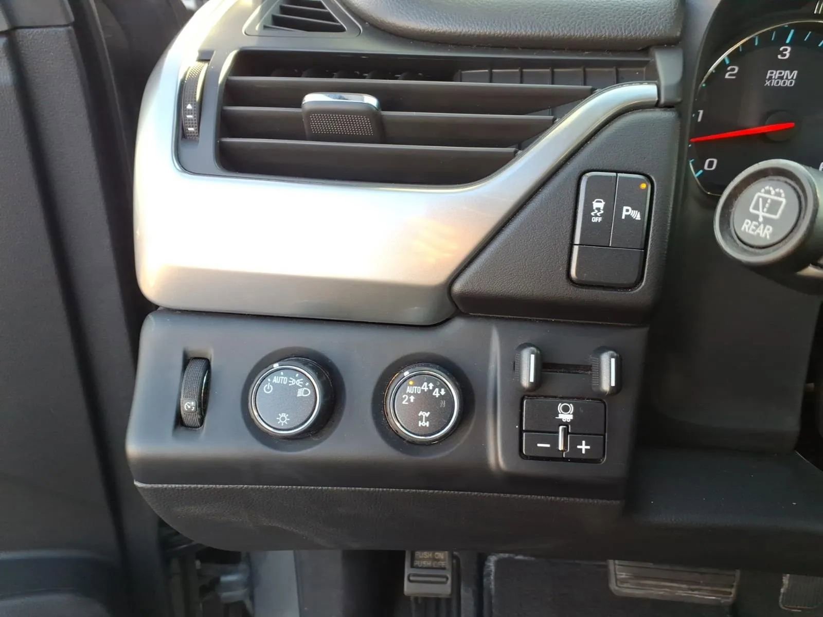 Used 2019 Chevrolet Tahoe LS w/ All-Season Package image 27