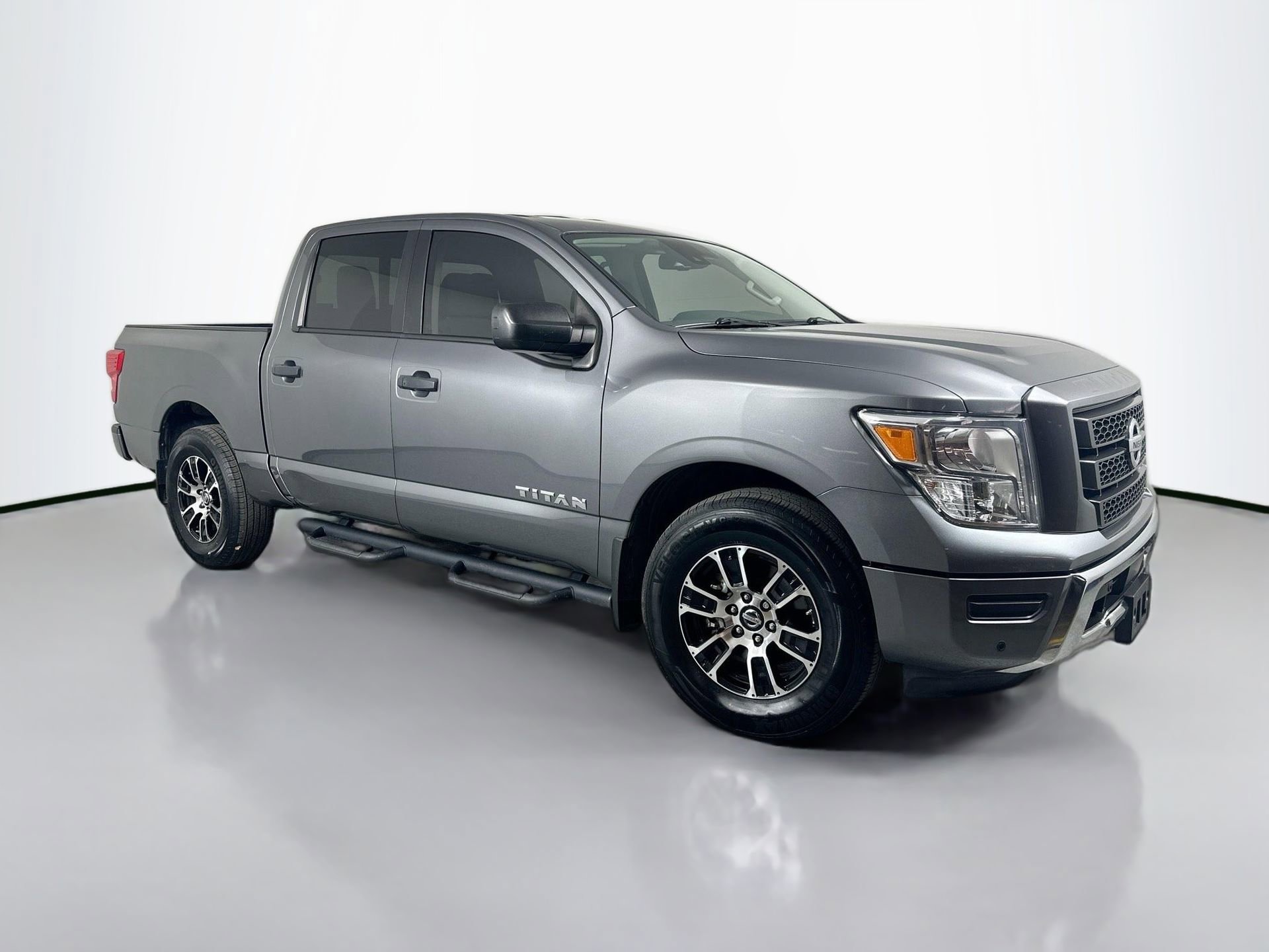 Used 2022 Nissan Titan SV w/ SV Convenience Package image 3