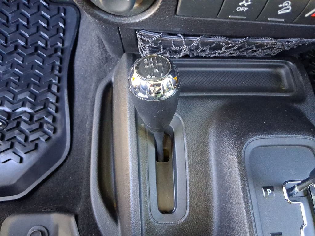 Used 2015 Jeep Wrangler Unlimited Sahara w/ Connectivity Group AWD/4WD image 17