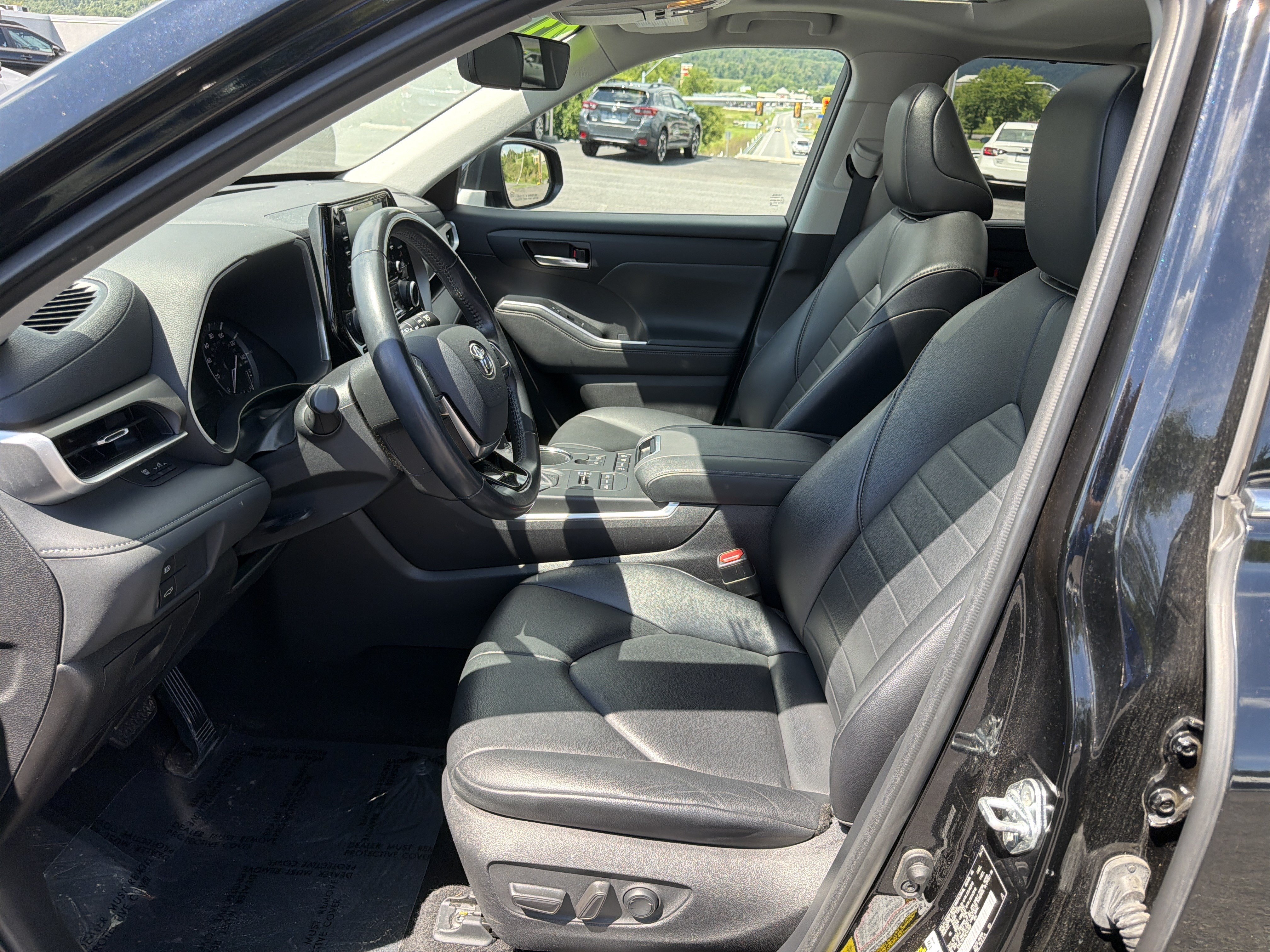 Used 2021 Toyota Highlander XLE AWD/4WD image 12