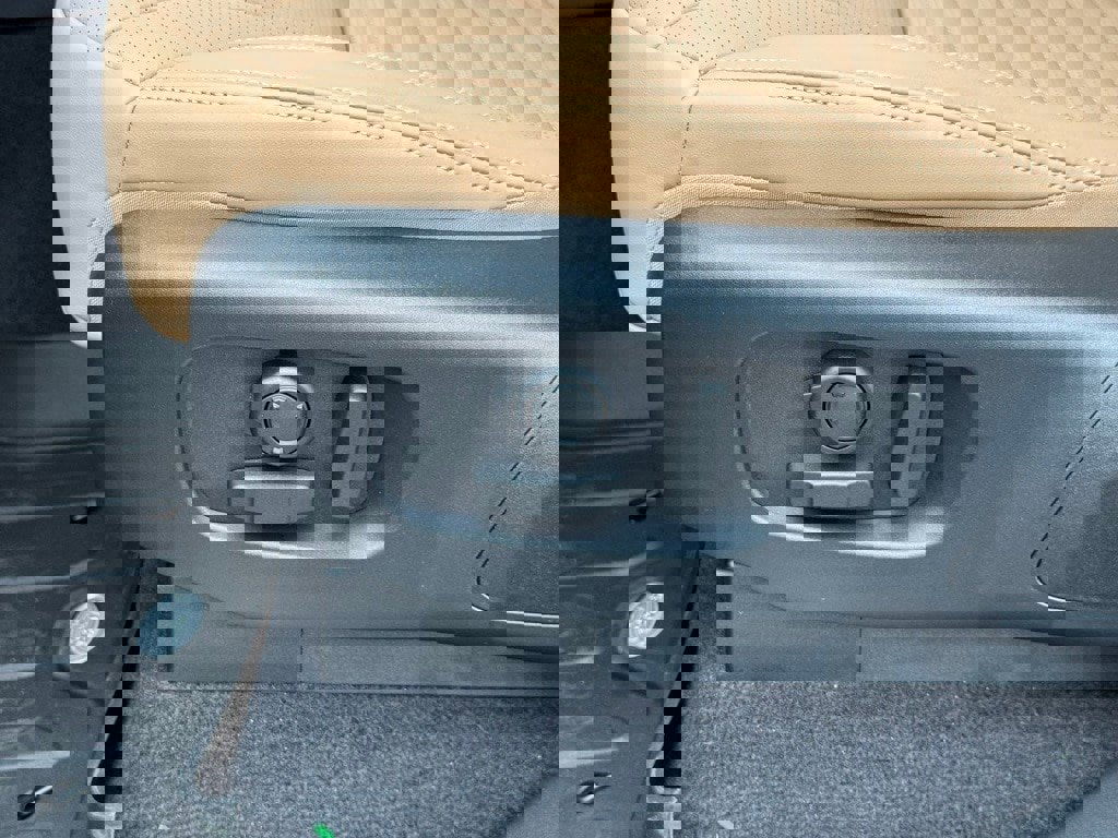 New 2026 Land Rover Discovery Limited Edition image 13