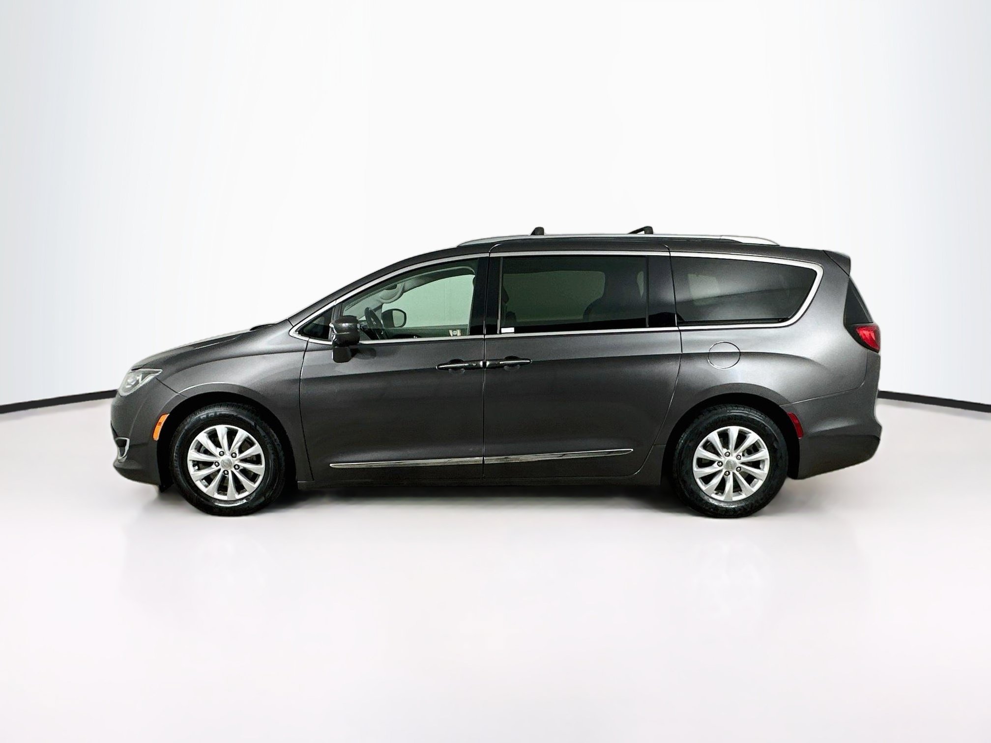 Used 2018 Chrysler Pacifica Touring-L FWD image 4
