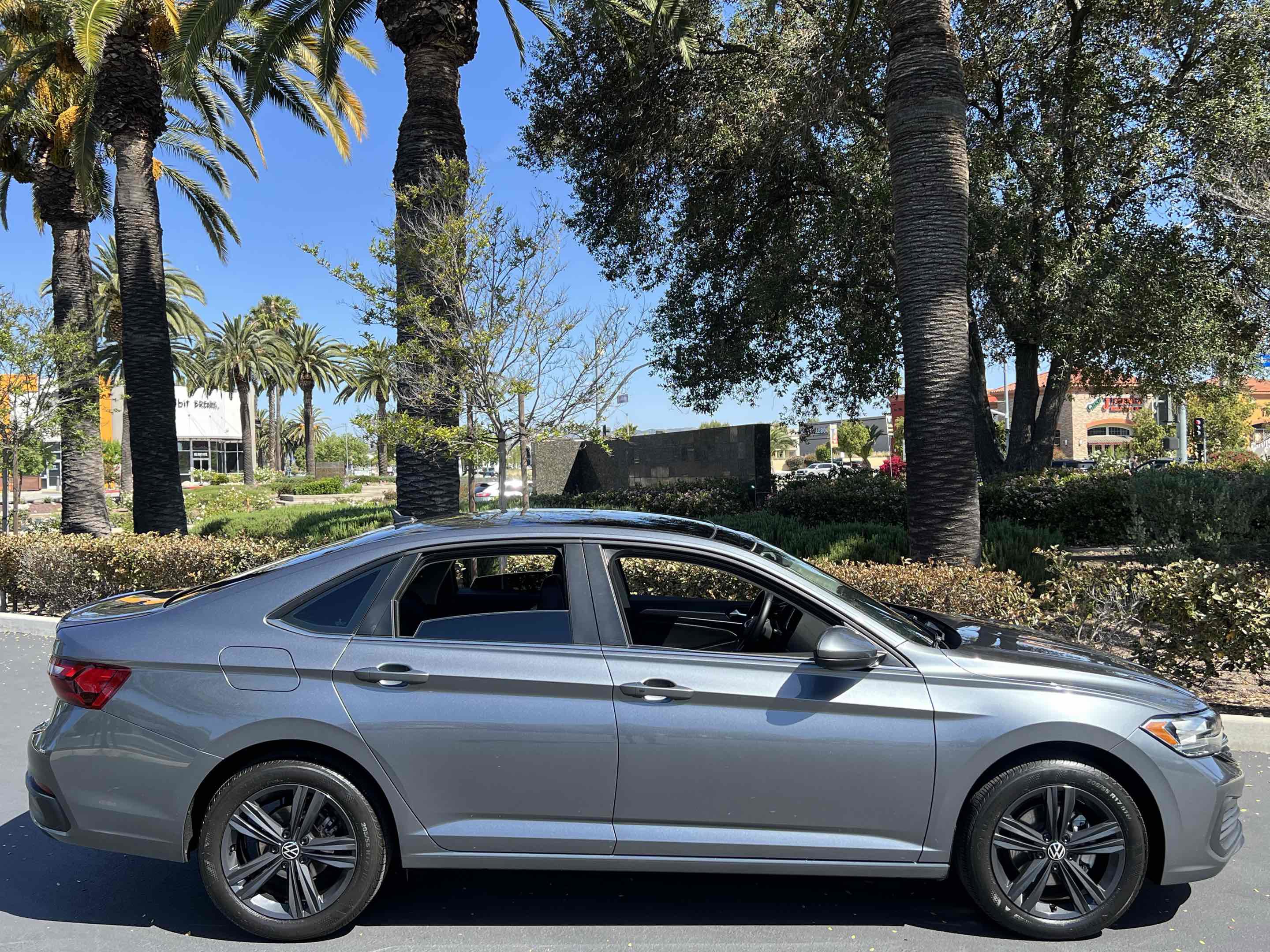 Used 2023 Volkswagen Jetta SE w/ Panoramic Sunroof Package FWD image 15