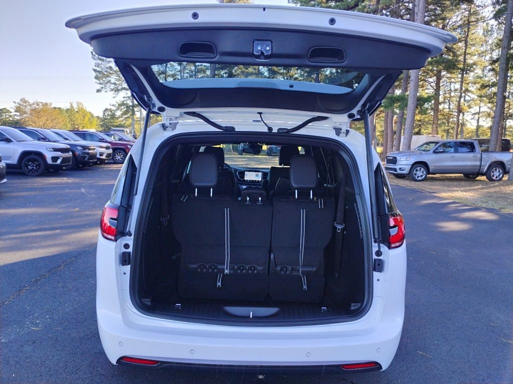 New 2026 Chrysler Pacifica Select image 12