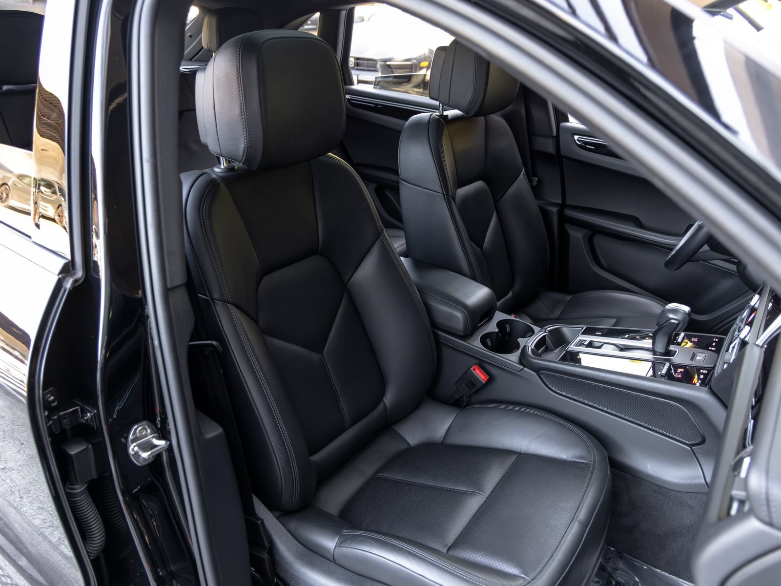 Certified 2023 Porsche Macan AWD/4WD image 56