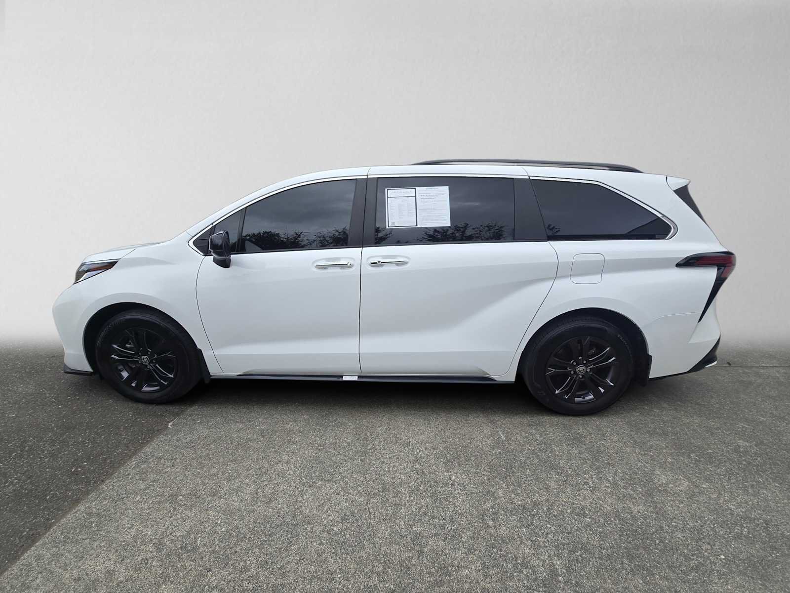 Used 2024 Toyota Sienna XSE AWD/4WD image 6