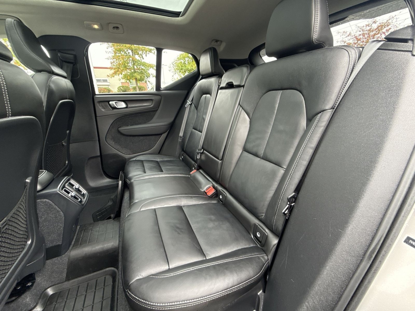 Certified 2024 Volvo XC40 B5 Plus w/ Climate Package AWD/4WD image 25