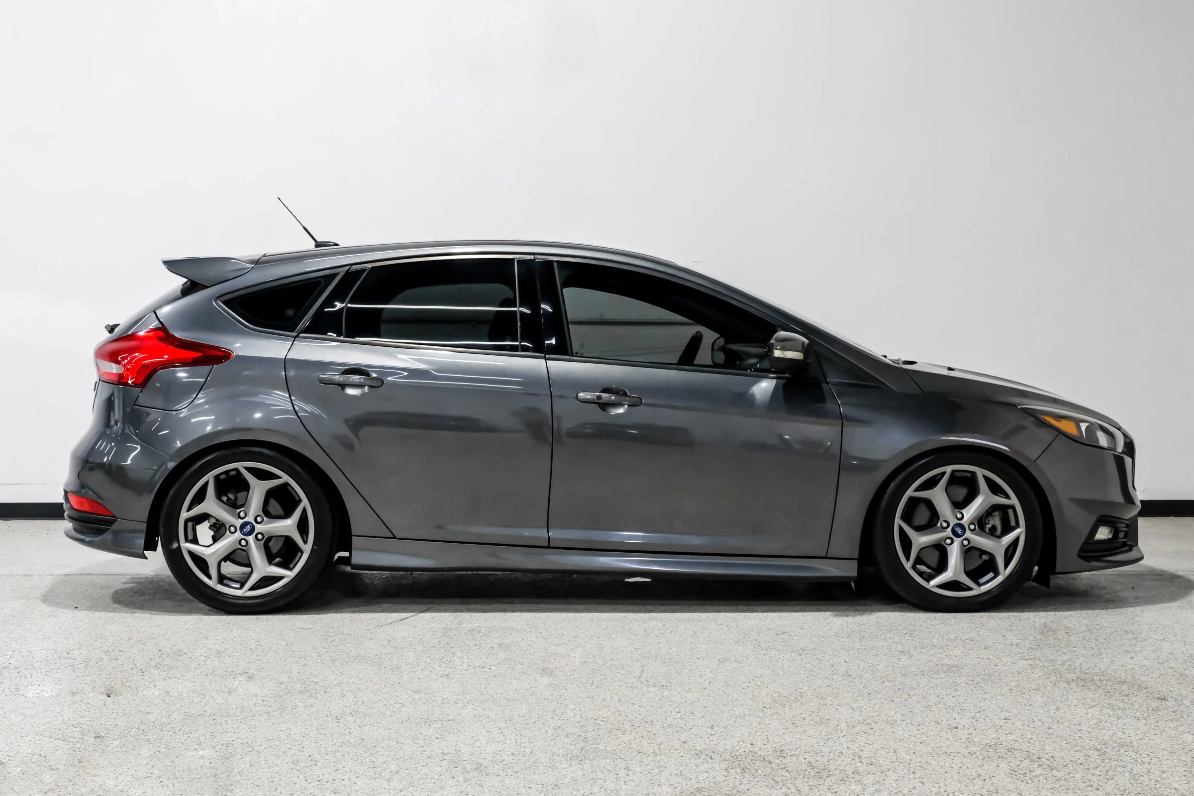 Used 2018 Ford Focus ST w/ Equipment Group 402A FWD image 5