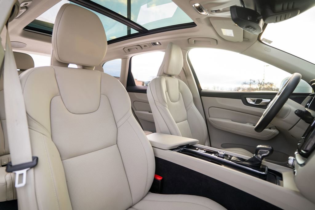 Used 2021 Volvo XC60 T5 Inscription w/ Advanced Package image 12