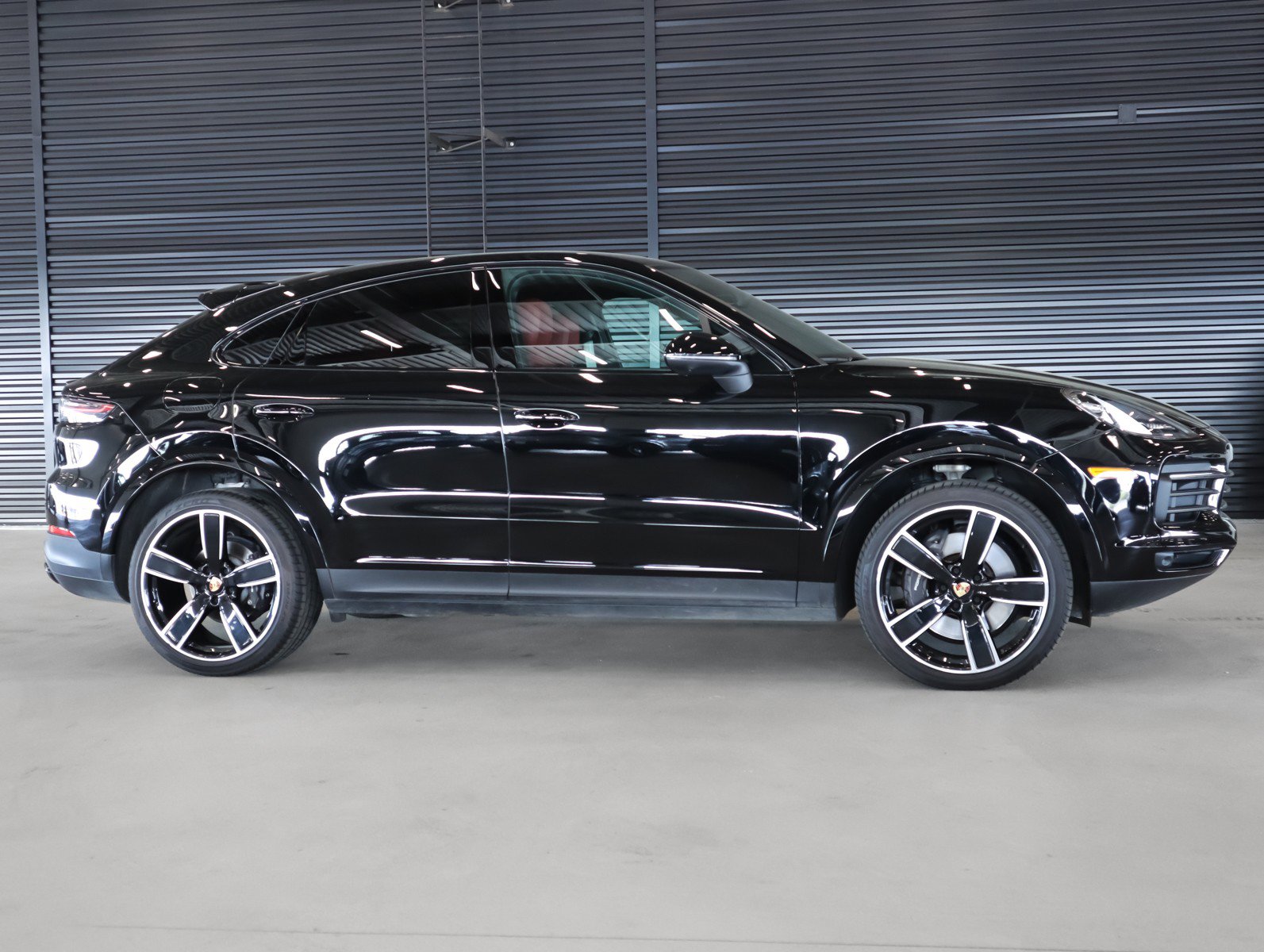 Certified 2023 Porsche Cayenne Platinum Edition image 11