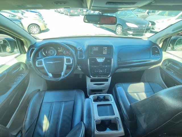 Used 2015 Chrysler Town & Country Touring FWD image 16