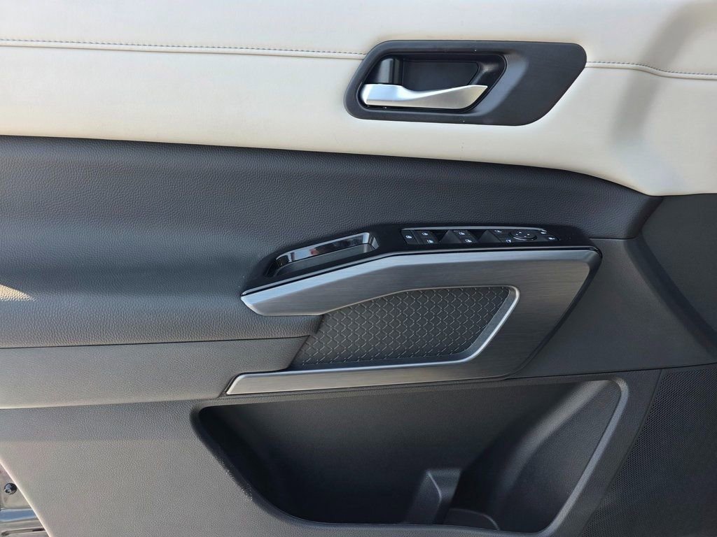 New 2026 Nissan Pathfinder SL image 17