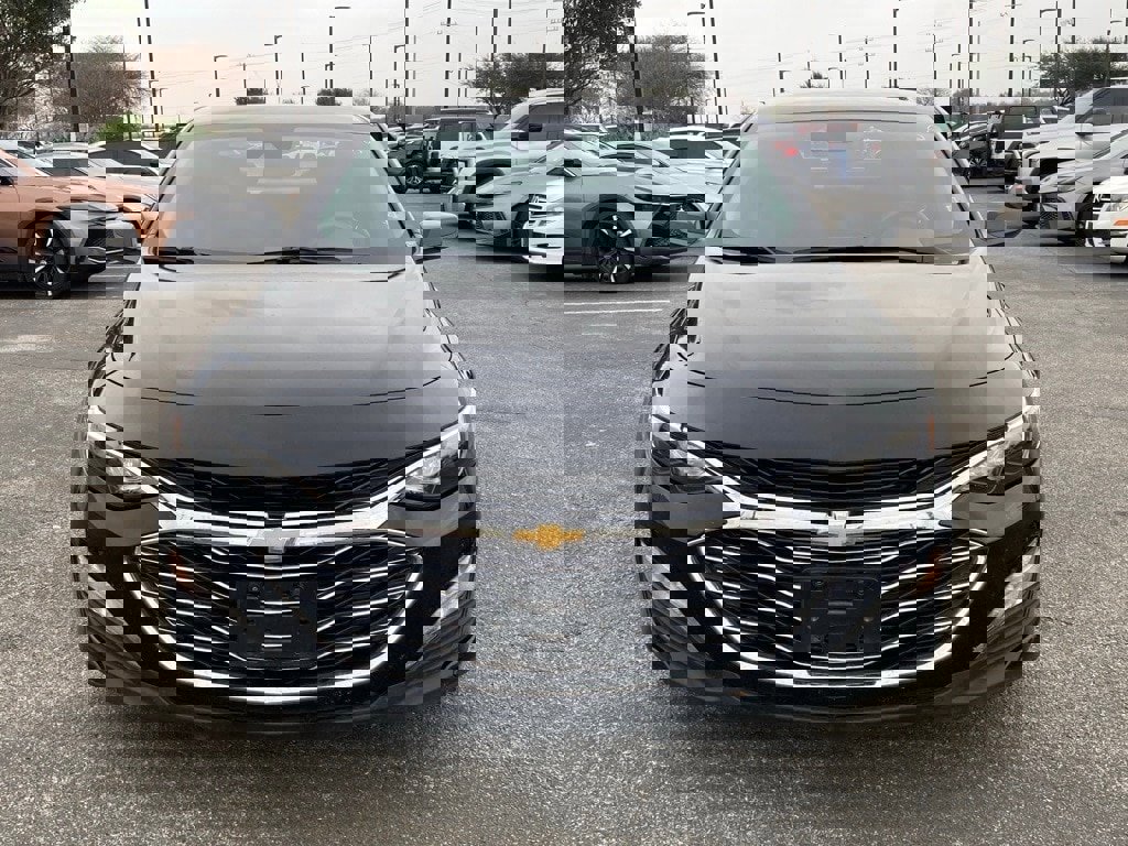 Used 2025 Chevrolet Malibu LT image 2