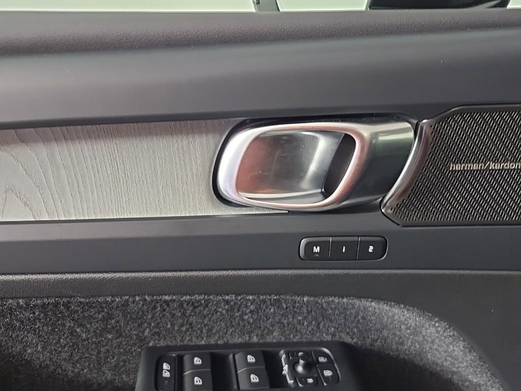 Certified 2024 Volvo XC40 B5 Ultimate w/ Climate Package image 21