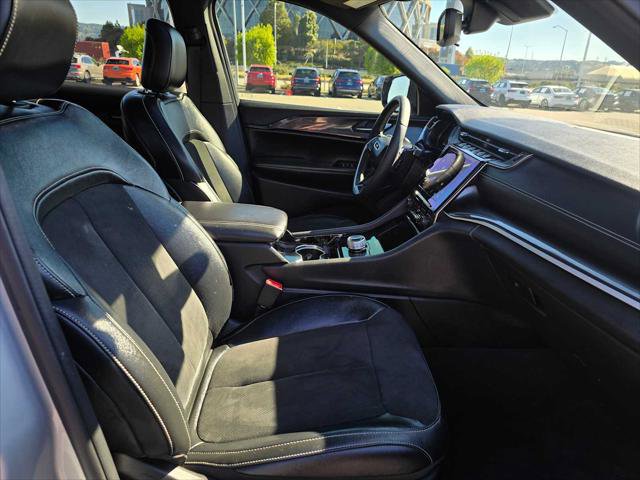 Used 2023 Jeep Grand Cherokee Altitude image 11