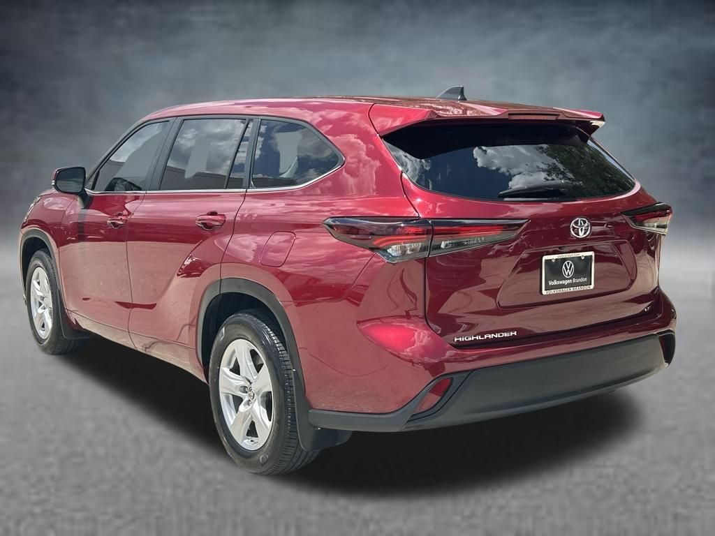 Used 2024 Toyota Highlander LE FWD image 3