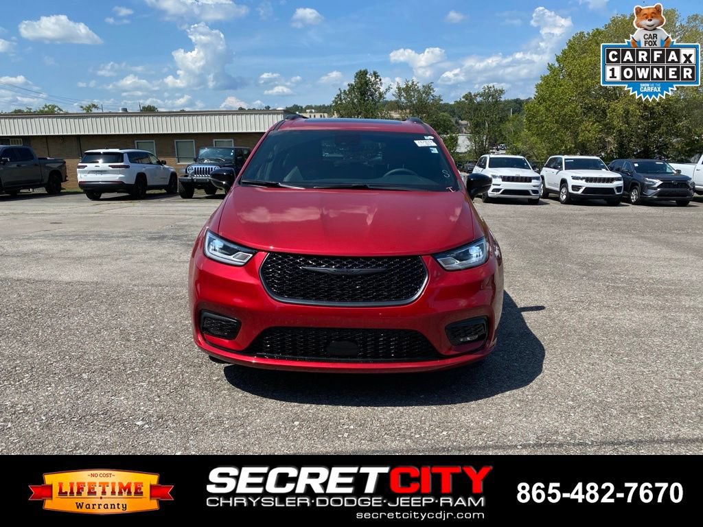 Used 2025 Chrysler Pacifica Limited FWD image 2