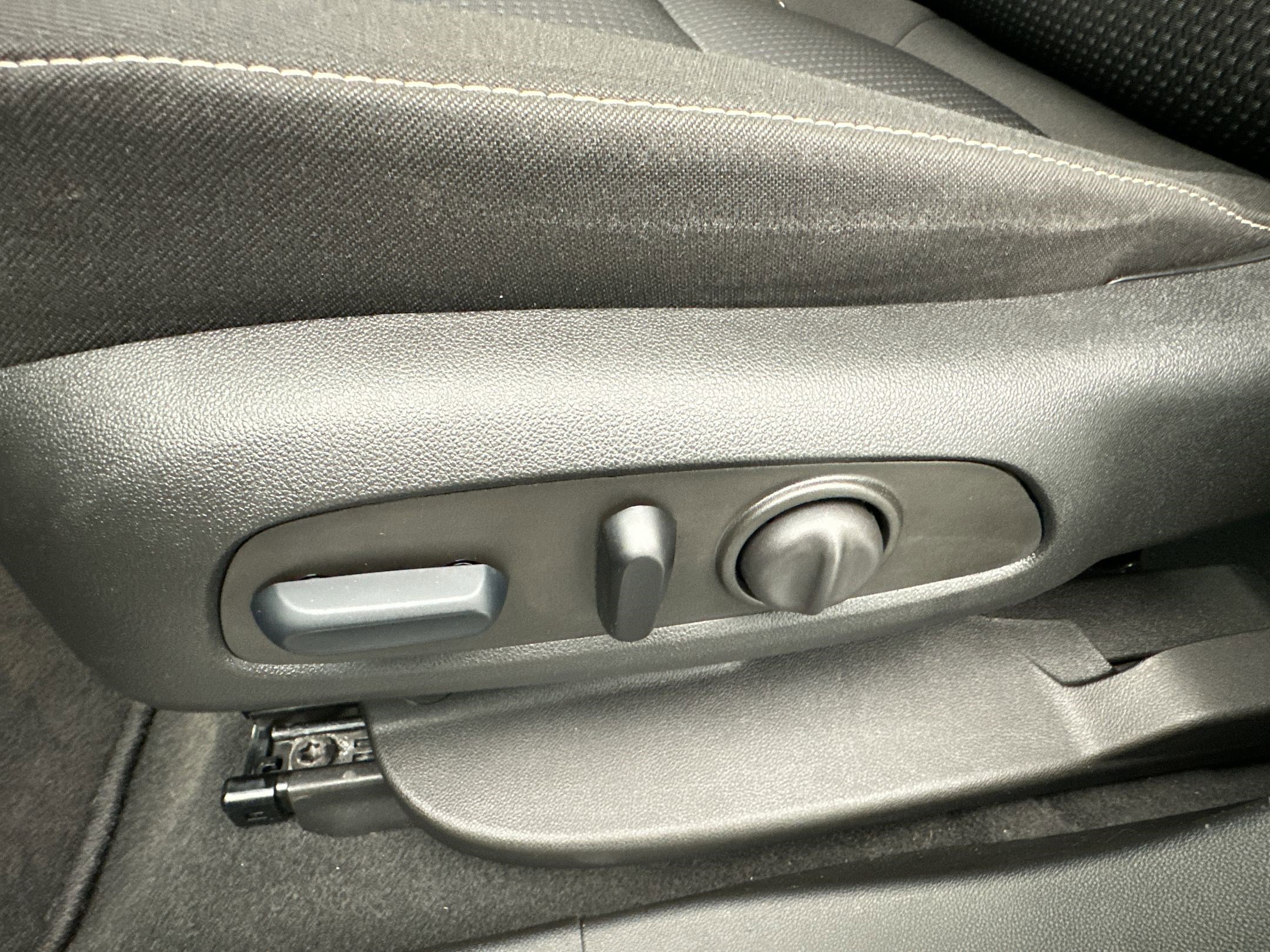 Certified 2023 GMC Acadia SLE w/ Driver Convenience Package image 13