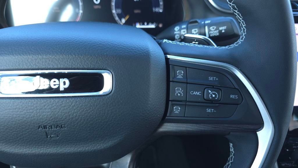 Used 2025 Jeep Grand Cherokee Limited w/ Black Appearance Package image 29