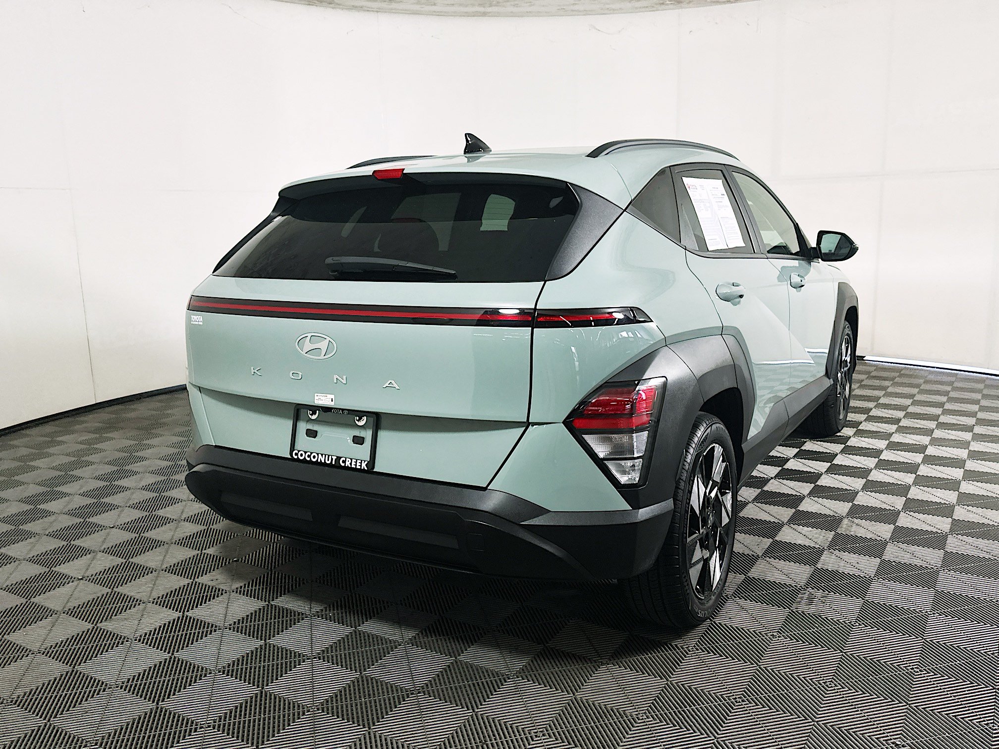 Used 2025 Hyundai Kona SEL FWD image 3