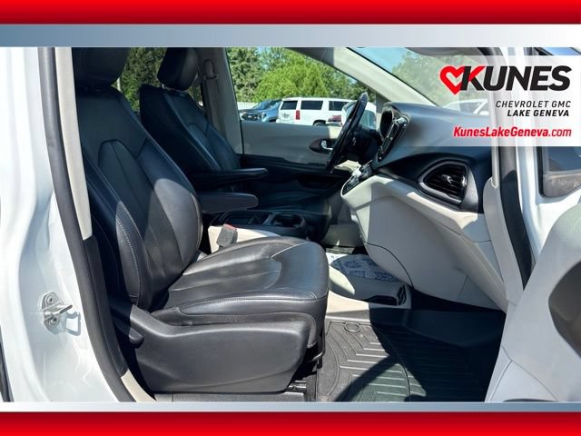 Used 2019 Chrysler Pacifica Touring-L FWD image 20