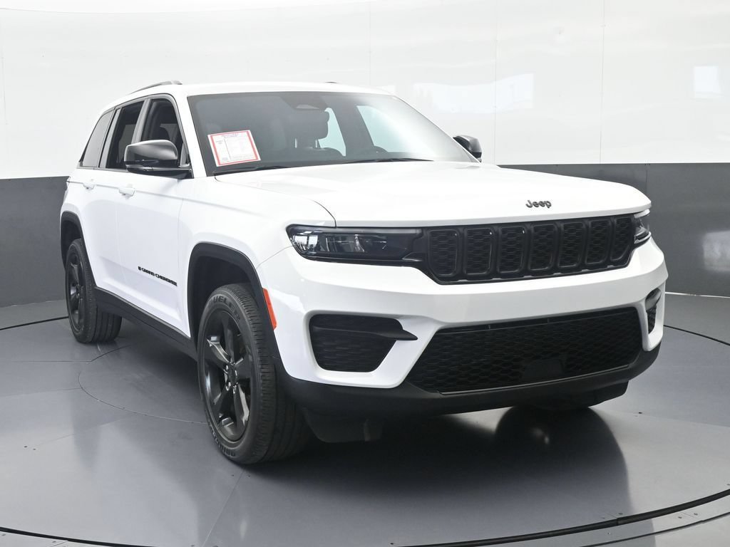Used 2024 Jeep Grand Cherokee Altitude RWD image 9