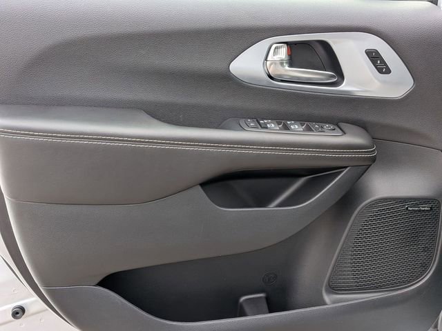 New 2026 Chrysler Pacifica Limited w/ Uconnect Theater Family Group image 14