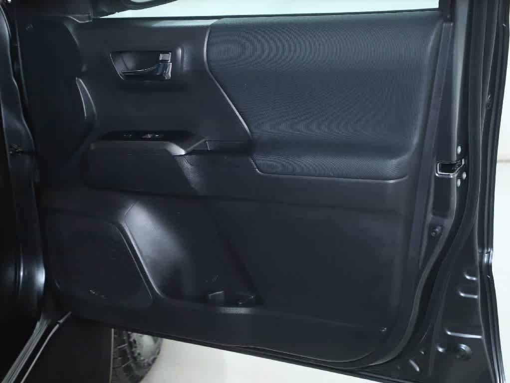 Certified 2022 Toyota Tacoma TRD Off-Road AWD/4WD image 36