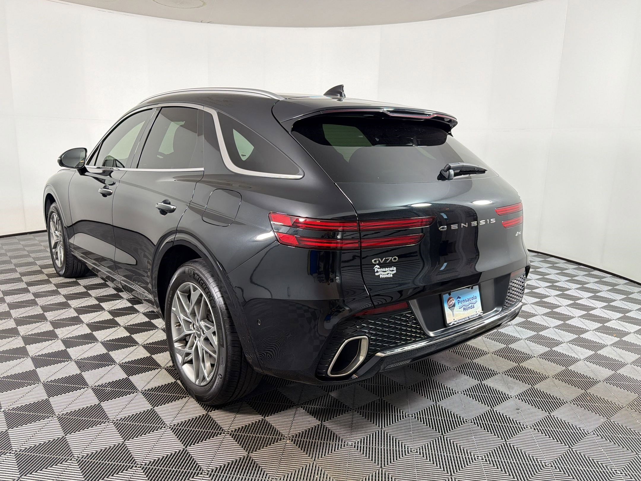 Used 2023 Genesis GV70 2.5T w/ Advanced Package AWD/4WD image 3