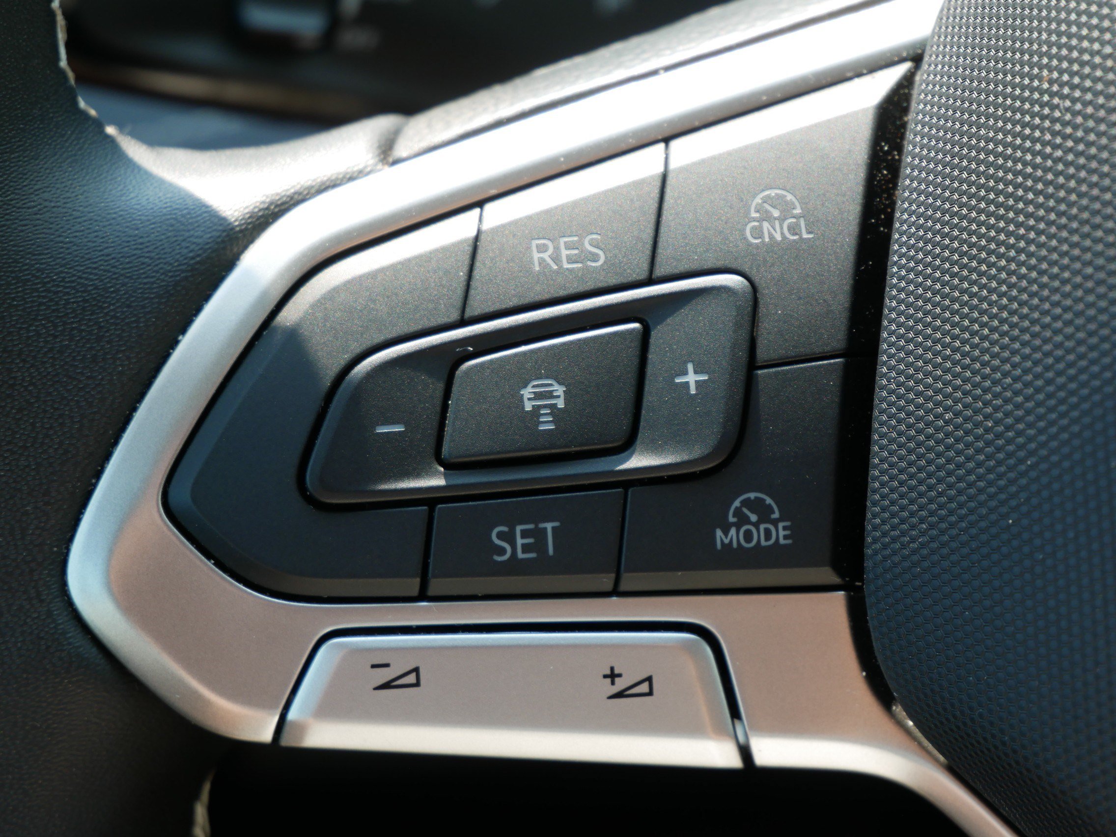 Certified 2025 Volkswagen Tiguan SE AWD/4WD image 32