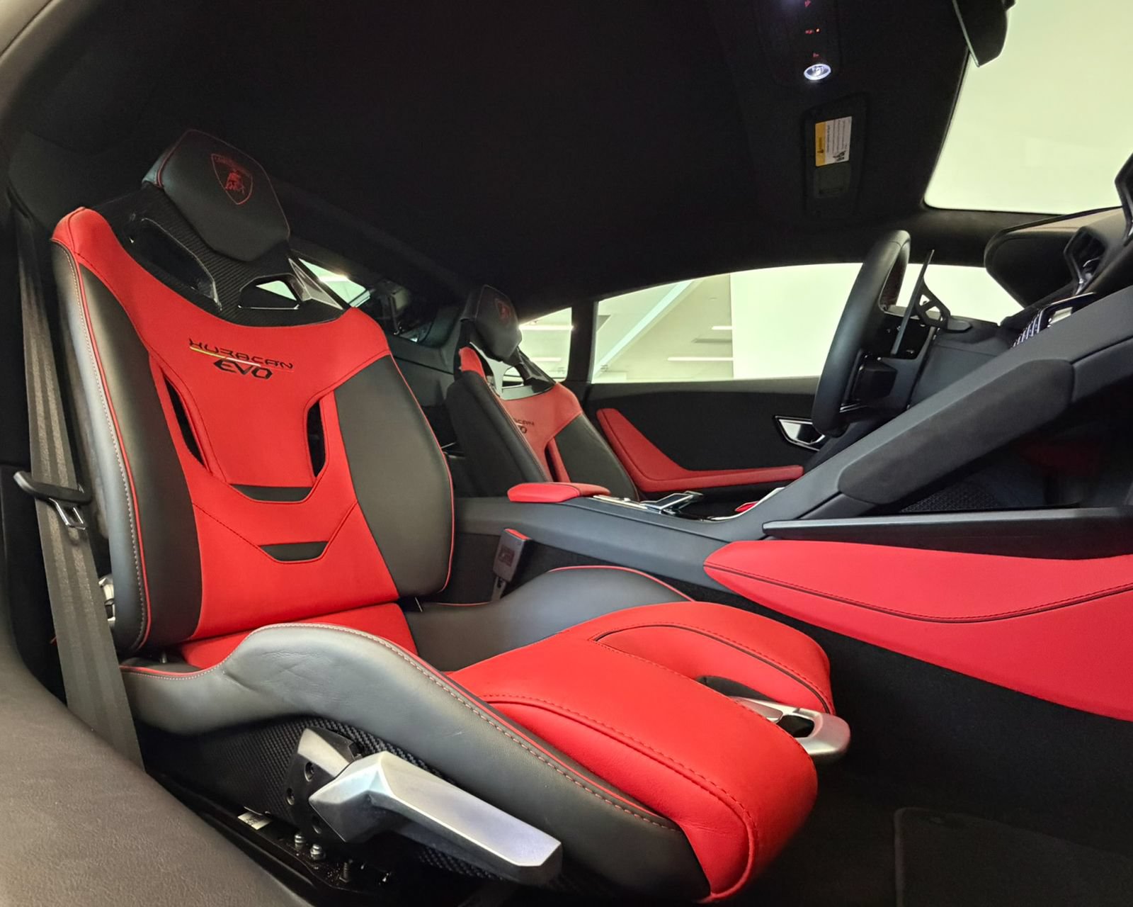 Used 2022 Lamborghini Huracan EVO RWD image 35