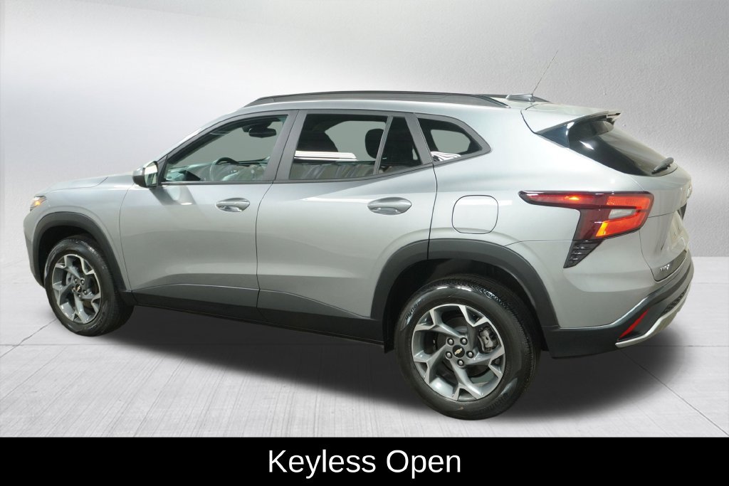 Used 2024 Chevrolet Trax LT w/ LT Convenience Package FWD image 9