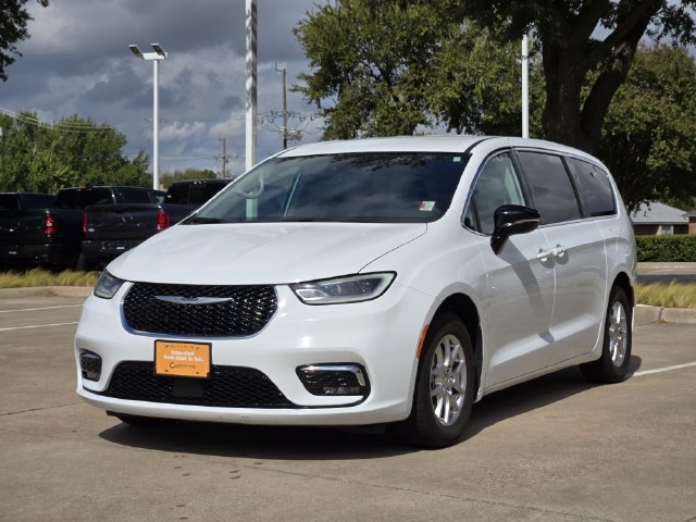 Used 2024 Chrysler Pacifica Touring-L FWD image 3